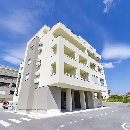 Little Beauty טרוגיר